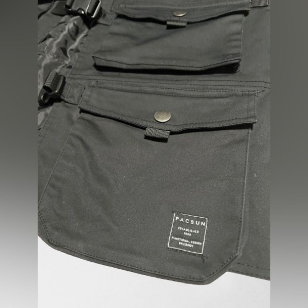 Pacsun Tactical Zippered
Pockets Pouch Utility
Tech Vest Jacket Black
Mens- S - Picture 2 of 14